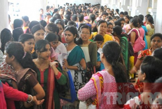 Job drought: above 3000 candidates queued up in front of Umakanta Academy